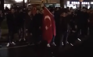 300 Erdoganisten vor alevitischer Gemeinde Remscheid