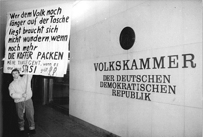 Demonstrant vor dem Plenarsaal der „Volkskammer“ in der Endzeit der „DDR“