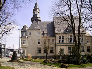 Das Rathaus Lüttringhausen von Westen aus betrachtet.