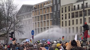 Berlin, 18. November 2020: Wasserwerfer gegen Demonstranten.