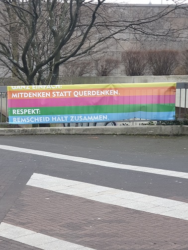 Foto eines Propaganda-Transparents neben dem Haupteingang des Remscheider Rathauses (22. März 2021)