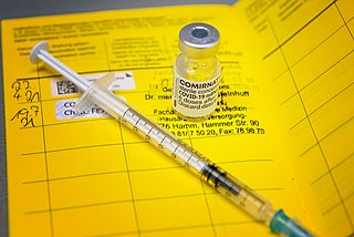 Eine Anti-Corona-Impfung mit Spritze, Durchstechfläschen und Impfpass