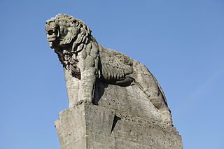 Steinerner Löwe am Remscheider Rathausplatz