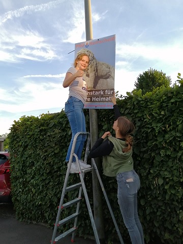 Jugendliche Wahlkampf-Helferinnen plakatieren am 13. Juli 2020