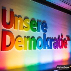 „Unsere Demokratie™“